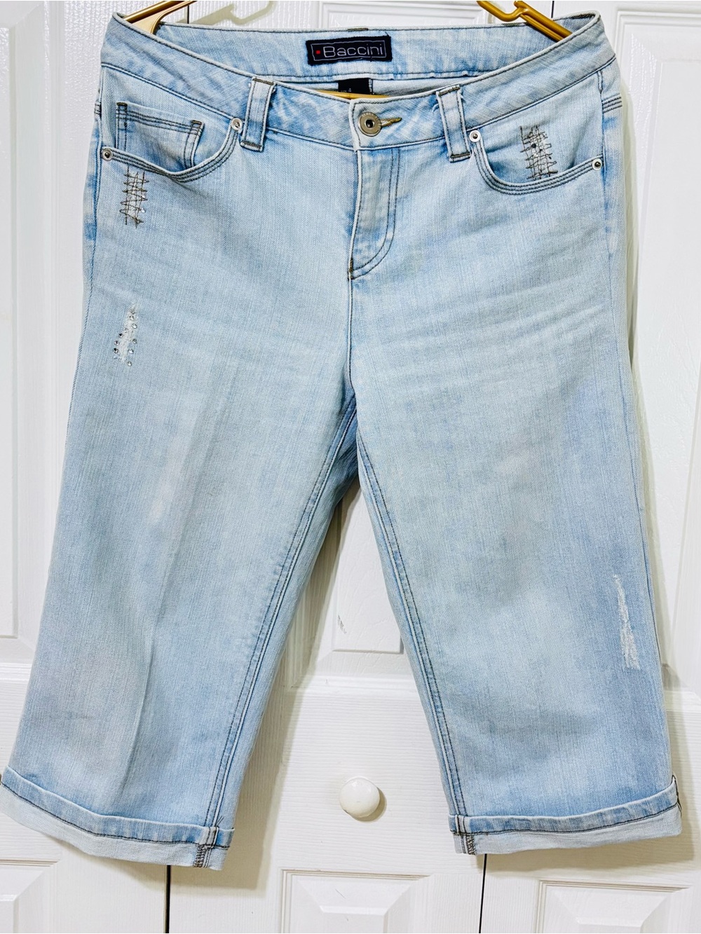 Baccini Light Wash Denim Cropped Capri Jeans